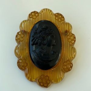 Beautiful Bakelite Cameo Brooch